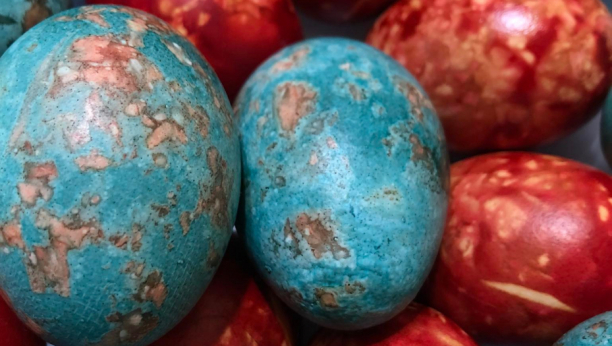 BLIŽI SE USKRS Ofarbajte jaja na neobičan način sa čajem od HIBISKUSA