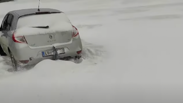 HOROR NA GOLIJI Sneg zavejao automobile, među putnicima bilo i dece (VIDEO)