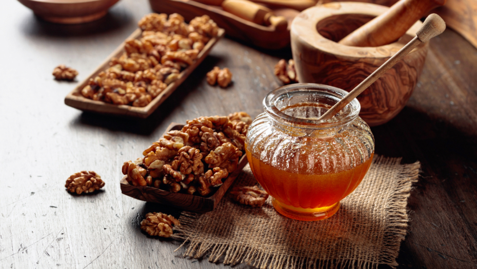 PODMALAĐUJE CEO ORGANIZAM: Mešavina oraha i meda je prirodni izvor vitamina