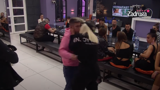 PALA JOJ ROLETNA MC Aleks ščepala Matoru, pa je poljubila pred svima, zadrugari u šoku