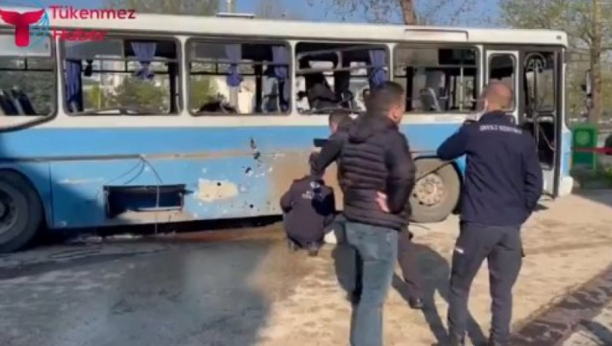 TERORISTIČKI NAPAD U TURSKOJ? Eksplodirao autobus pun zatvorskih čuvara, ima stradalih (VIDEO)