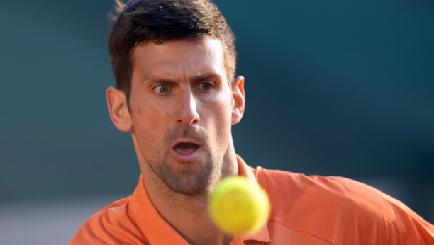 GLASNO "IDEMO" ZA KRAJ Evo kako je Novak svojim omiljenim udarcem došao do polufinala (VIDEO)