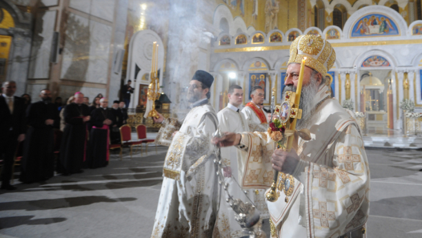 LITURGIJA U SABORNOJ CRKVI Porfirije uručuje tomos Makedonskoj pravoslavnoj crkvi