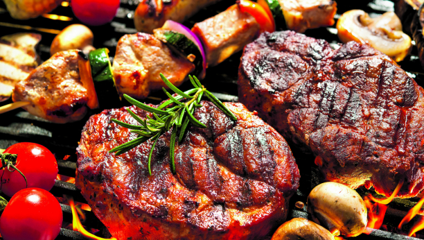 OVU GREŠKU SVI PRAVE PRILIKOM ROŠTILJANJA: Srpski kuvar otkrio koji je najbolji recept za pravljenje mesa, biće sočno i mekano na prvi zalogaj