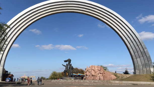 KRAJ JEDNE ERE Ruši se spomenik prijateljstva naroda Rusije i Ukrajine