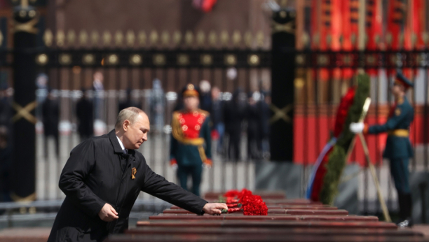 PUTIN SA KOMANDANTOM JEDINICE "SPARTA" ARTEMOM ŽOGOM Potresna scena u Kremlju: Vaš sin je herojski poginuo za otadžbinu
