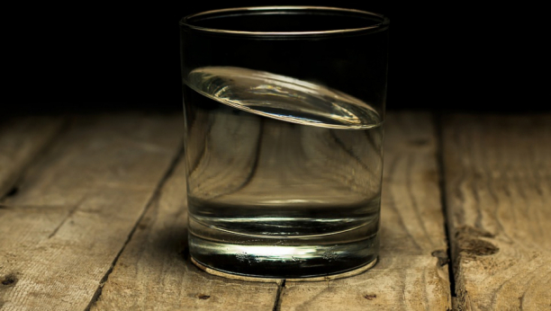 ISPRAVKA: Uz pomoć čaše vode NIJE moguće otkriti „negativnu energiju“ u domu
