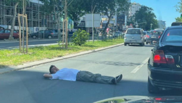 NESVAKIDAŠNJA SCENA U NOVOM SADU Legao na sred ulice i blokirao saobraćaj u centru grada