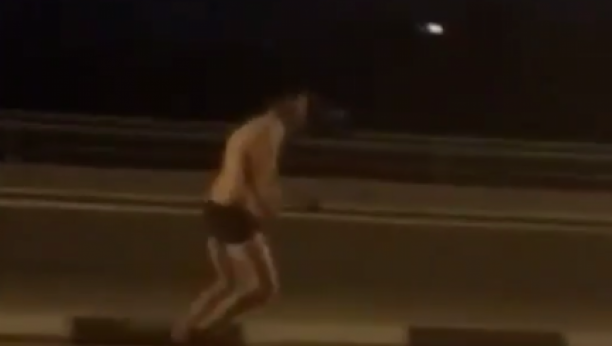 GRAĐANE UZNEMIRILA SCENA NA PUPINOVOM MOSTU! Muškarac trčao okolo , skidao gaće i želeo da se baci sa mosta (VIDEO)