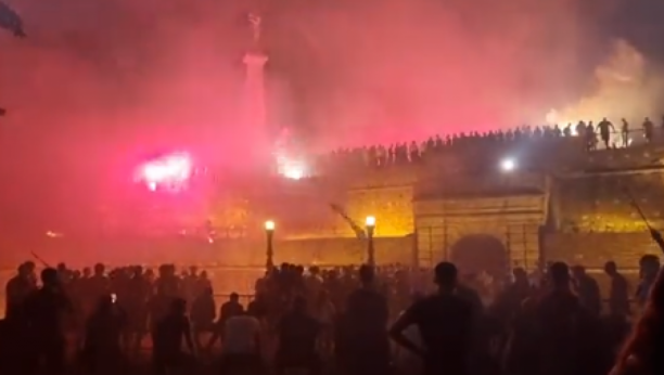 "DELIJE"ZAPALILE KALEMEGDAN Navijači proslavili Zvezdinu titulu na beogradskoj tvrđavi, orile se pesme i palile baklje (VIDEO)