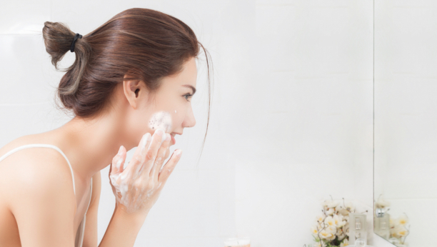 REŠITE SE AKNI I BUBULJICA: Za detoksikaciju kože jedite ovih 6 namirnica, lice će vam sijati i biti čisto