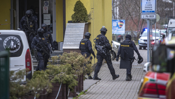 SUMNJA SE DA IMA TAOCE Naoružan muškarac puca na policiju, okružen sa svih strana