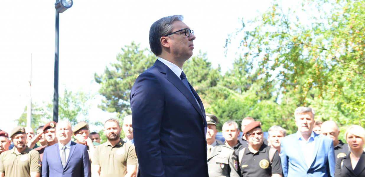POKLONIO SAM SE SENIMA NAŠIH HEROJA Vučić položio venac na Spomenik junacima sa Košara, pa poslao snažnu poruku (FOTO)