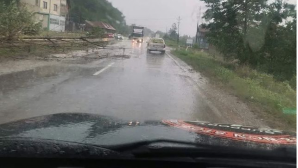 VETAR "KOSI" U OBRENOVCU! Jako nevreme stiže u Beograd (FOTO/VIDEO)