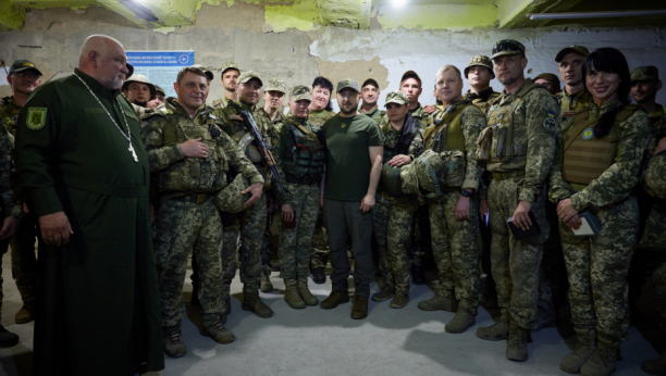 "POBEDIĆEMO" Zelenski posetio vojnike na frontu, pa pozirao za selfije
