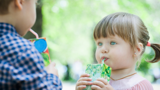 Utiču na organizam: Pića koja ne treba da dajete deci