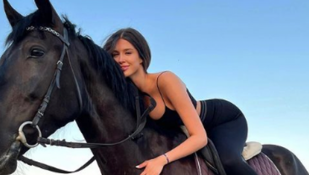 POKAZALA BUJNI DEKOLTE Ćerka Haris Džinovića u vrelom izdanju jahala konja, komentari ne prestaju da se nižu (FOTO)