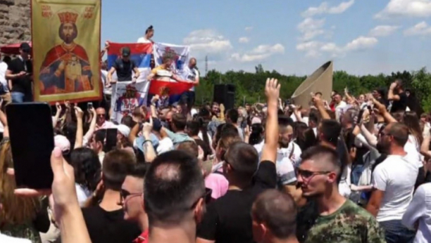NA GAZIMESTANU ZAVRŠEN PARASTOS KOSOVSKIM JUNACIMA Okupljeni uzvikuju "Kosovo, Srbija", policija prisutna u velikom broju
