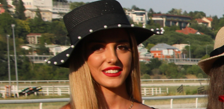 DAN ZA DAME Lepotice s glamuroznim šeširima zasenile konjičke trke na hipodromu: Kraljevski Beograd na Carevoj ćupriji