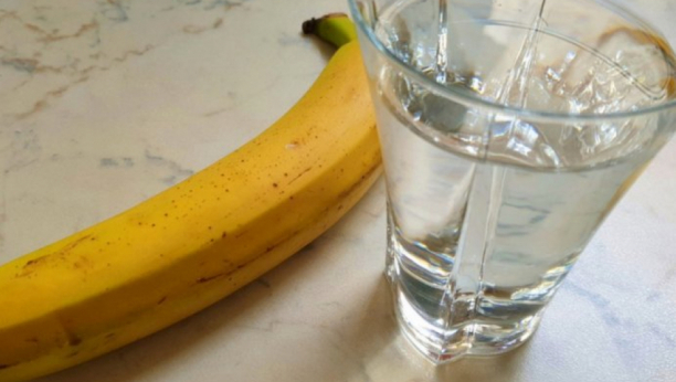 UBRZAJTE VARENJE I GUBITAK KILOGRAMA Banana i čaša mlake vode na prazan stomak čine čuda, bez obzira šta jedete u toku dana