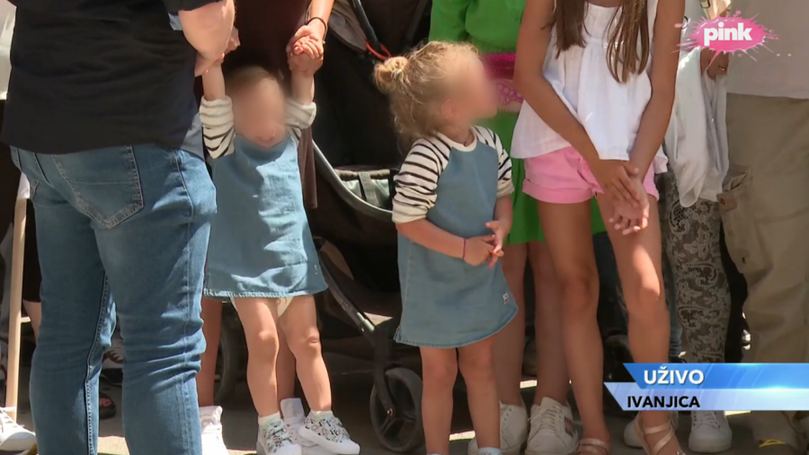 PRIVUKLE PREDSEDNIKOVU PAŽNJU NA SKUPU U IVANJICI Vučić je posebno pozdravio dve devojčice u prvom redu (FOTO)