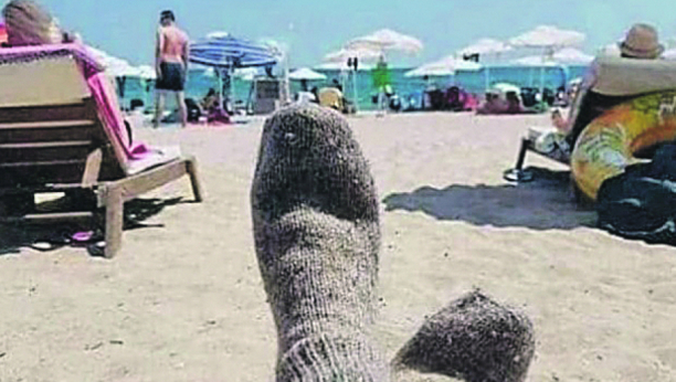 ZAPISI S LETOVANJA Uživajte i ostavite druge da uživaju, poručuju srpski paradajz turisti: Vunene čarapice hit na plaži