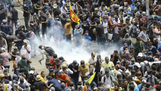 DEMONSTRANTI U VILI JELI, KUPALI SE I ODNELI NOVAC Protesti u Šri Lanki privode se kraju, čelnici daju ostavke (FOTO,VIDEO)