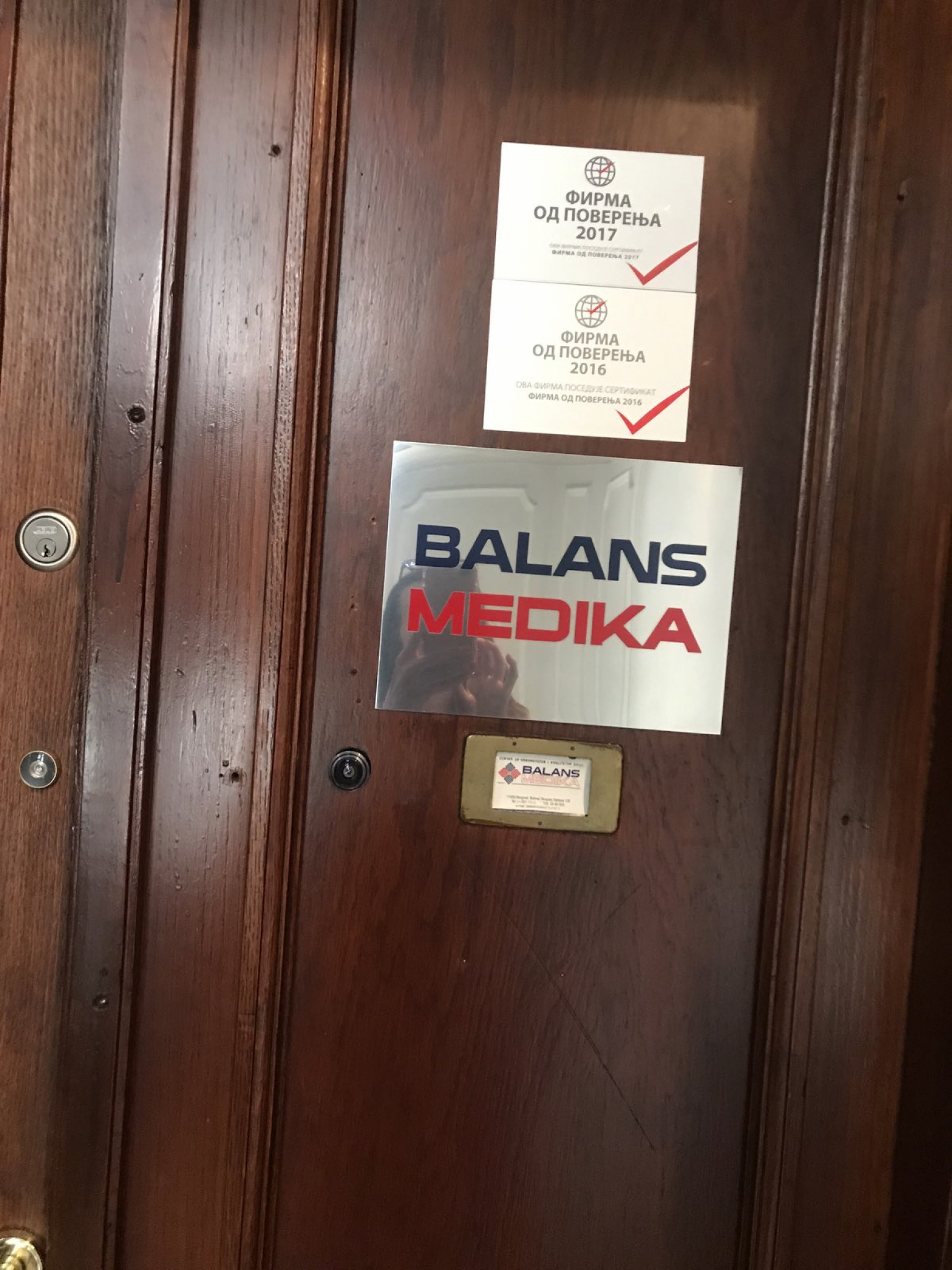 BEŽANIJA Posle smrti pacijenta zatvorena klinika u centru Beograda: Nestali hiropraktičar i medicinsko osoblje (FOTO)