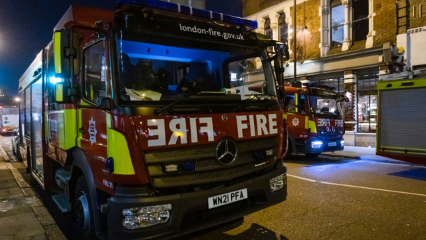 GORI CENTAR LONDONA Požar na Trafalgar skveru, 70 vatrogasaca pokušava da obuzda buktinju (VIDEO)