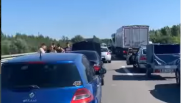 HAOS NA AUTOPUTU BEOGAD-NOVI SAD Dva udesa u isto vreme, saobraćaj potpuno paralisan (FOTO/VIDEO)