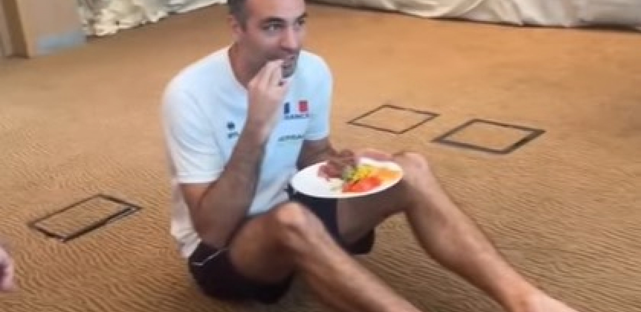 MAKAR NAS POŠTUJTE Francuzi u šoku, moraju da jedu na podu (FOTO/VIDEO)