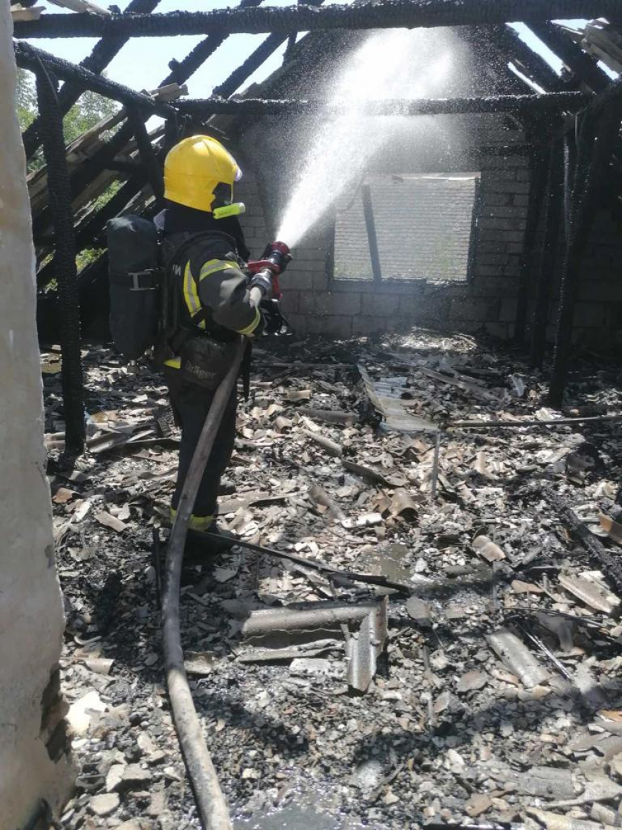 VATROGASCI POD ROTACIJOM! Zapalila se kuća u Novom Sadu (FOTO)