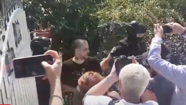 POGLEDAJTE SNIMAK HAPŠENJA MARJANOVIĆA Napete scene u Borči, evo šta su uzvikivali sin i devojka dok ga je policija odvodila (VIDEO)