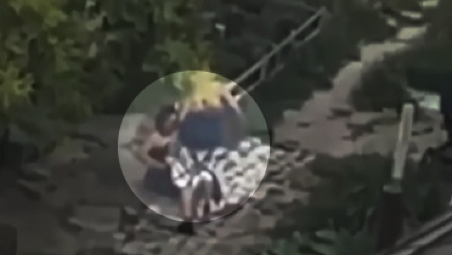 TUKAO ŽENU S BEBOM U RUKAMA Evo na koliko je osuđen nasilnik iz Novog Sada (UZNEMIRUJUĆI VIDEO)