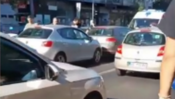 LANČANI SUDAR U BULEVARU DESPOTA STEFANA Ima povređenih, Hitna pomoć i policija na licu mesta (VIDEO)