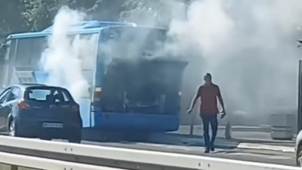 GORI AUTOBUS NA TOŠINOM BUNARU Saobraćajna policija sa vozačem gasi otvoreni plamen! (VIDEO)