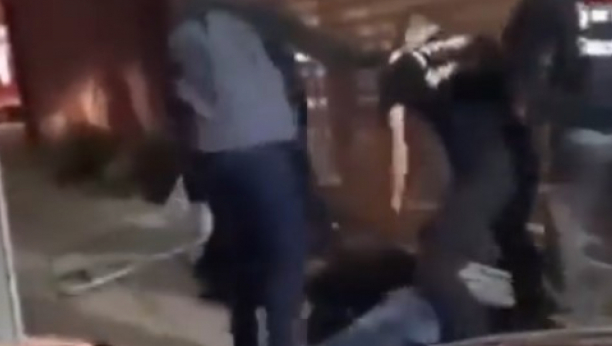 (UZNEMIRUJUĆI VIDEO) STRAVIČAN SNIMAK ISPRED NOĆNOG KLUBA Obezbeđenje brutalno udara i gazi goste