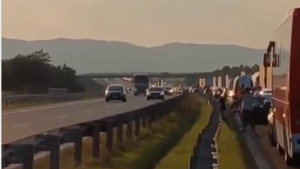 VELIKI ZASTOJ NA AUTO-PUTU KOD ALEKSINCA Ljudi zarobljeni u kilomatrskim kolonama (VIDEO)