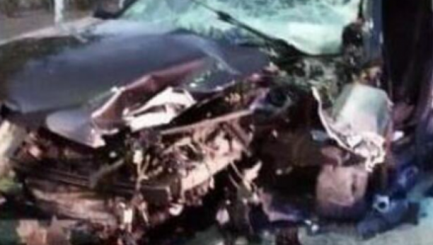 UŽAS U KALUĐERICI! AUTOMOBIL SE ZAKUCAO U STUB! Vozilo potpuno smrskano,  mladić (17) teško povređen! (FOTO)