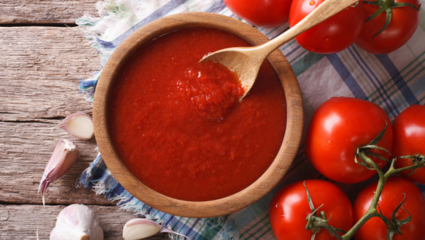 PRAKTIČNO, BRZO, BEZ LJUŠTENJA I KUVANJA Najbolji recept za sos od paradajza - samo 2 sastojka su potrebna