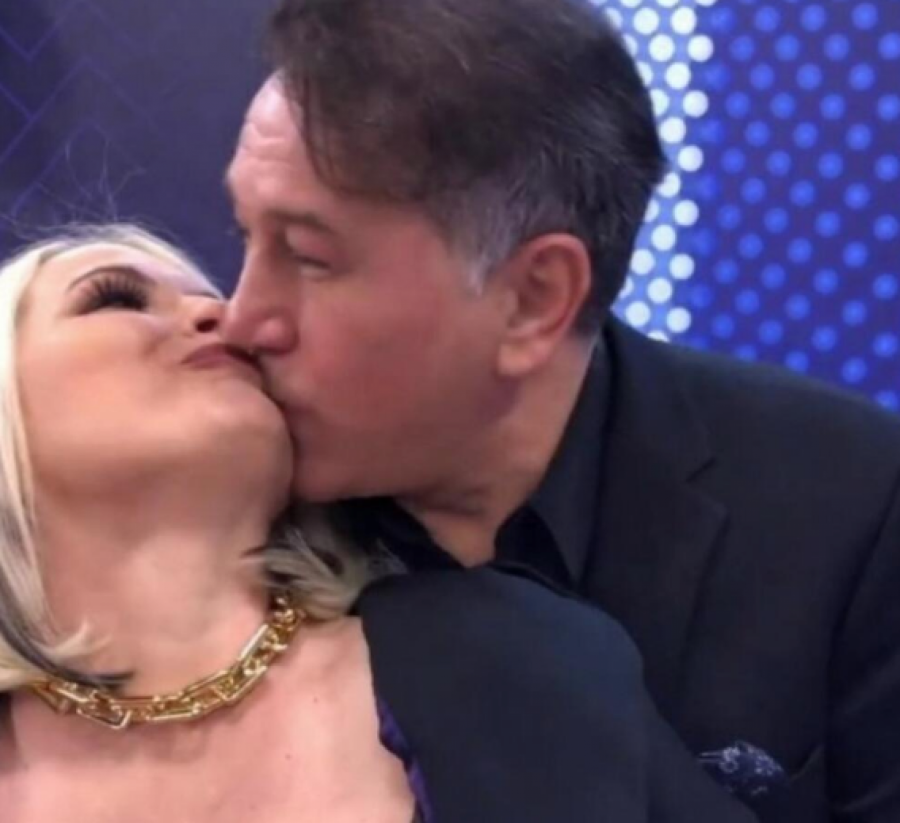 ONA SLOBODNA, A ON OŽENJEN  Maja Nikolić se sa ovim pevačem poljubila u usta pred svima (FOTO)