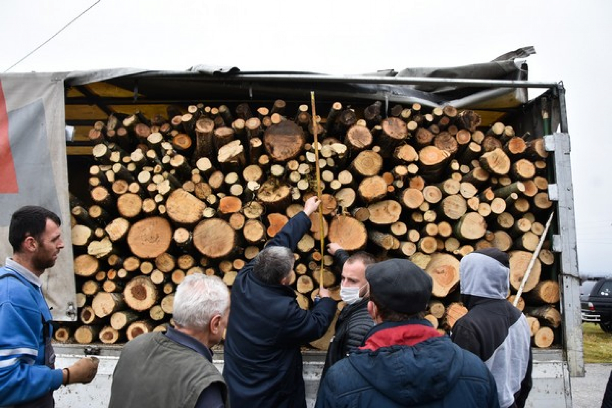 PLATIMO DESET, DOBIJEMO OSAM KUBIKA Kako nas potkradaju podli prodavci drva i ima li načina da se zaštitimo?