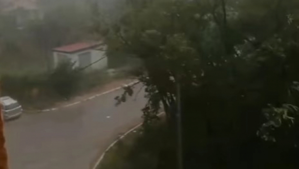 ZASTRAŠUJUĆA OLUJA U KOSOVSKOJ MITROVICI Pogledajte snimak nevremena na jugu Srbije (VIDEO)