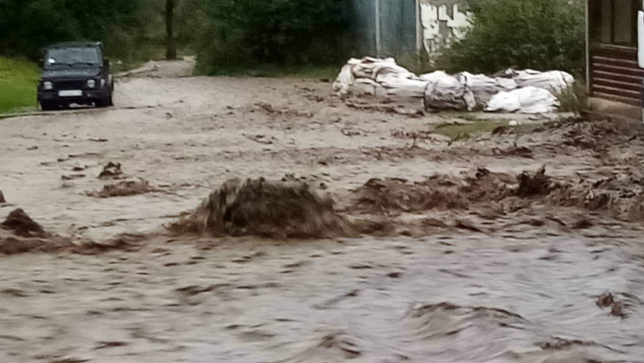 KIŠA U SRBIJI NE PRESTAJE VEĆ 18 SATI! U jugozapadnim delovima zemlje poplave i bujice, evo kada tačno prestaju padavine (FOTO)