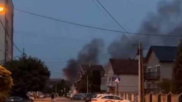 VELIKI POŽAR U ZEMUNU Gust crni dim iznad naselja Altina i Nova Galenika  (FOTO/VIDEO)