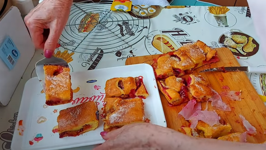 JEDNOSTAVNO SE SPREMA Brz i sočan kolač sa šljivama kakav su pravile naše bake (VIDEO)