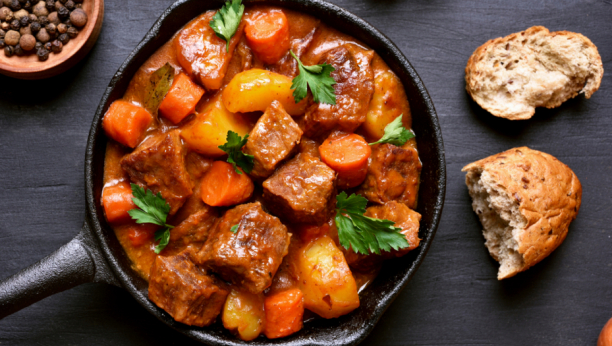 NAJBOLJI GULAŠ OD SVINJSKOG MESA: Domaći pastirski recept za kojim smo dugo tragali