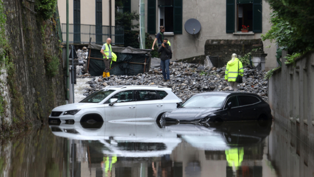 SOČI POD VODOM Pala ogromna količina kiše: Bujica odnela desetak automobila u Rusiji