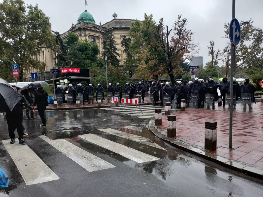 POLICIJA OBEZBEĐUJE CENTAR GRADA Raskrsnice u Beogradu blokirane (FOTO)