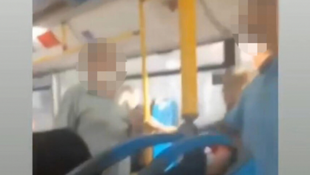 MAKLJAŽA U GRADSKOM PREVOZU Stariji čovek šutirao psa koji je ušao u autobus, pa svi putnici nasrnuli na njega! (VIDEO)